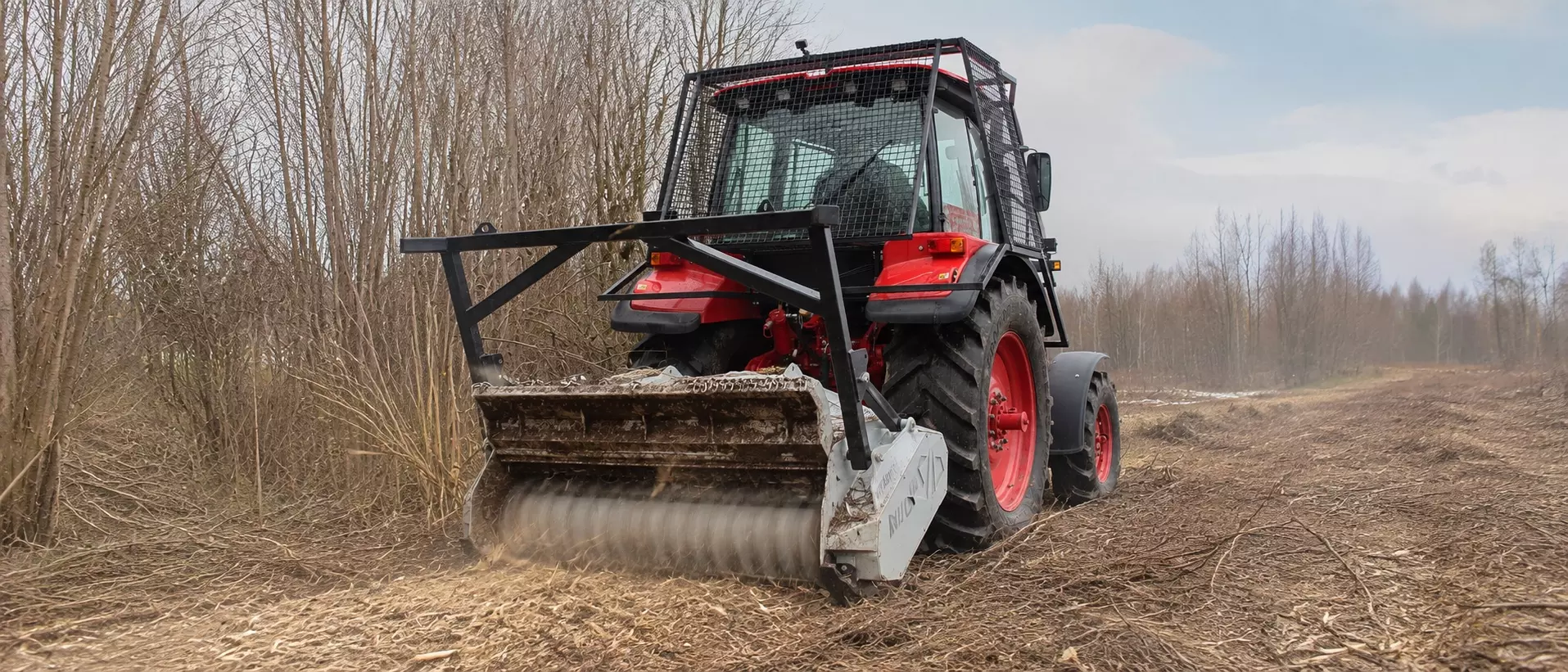 Трактор с лесным мульчером NIUBO расчищает территорию